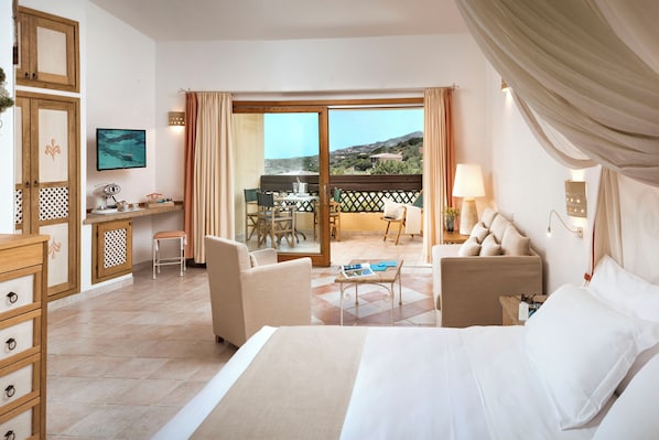 Suite studio Junior, vue partielle sur la mer | Literie hypoallergénique, minibar, coffre-fort, bureau