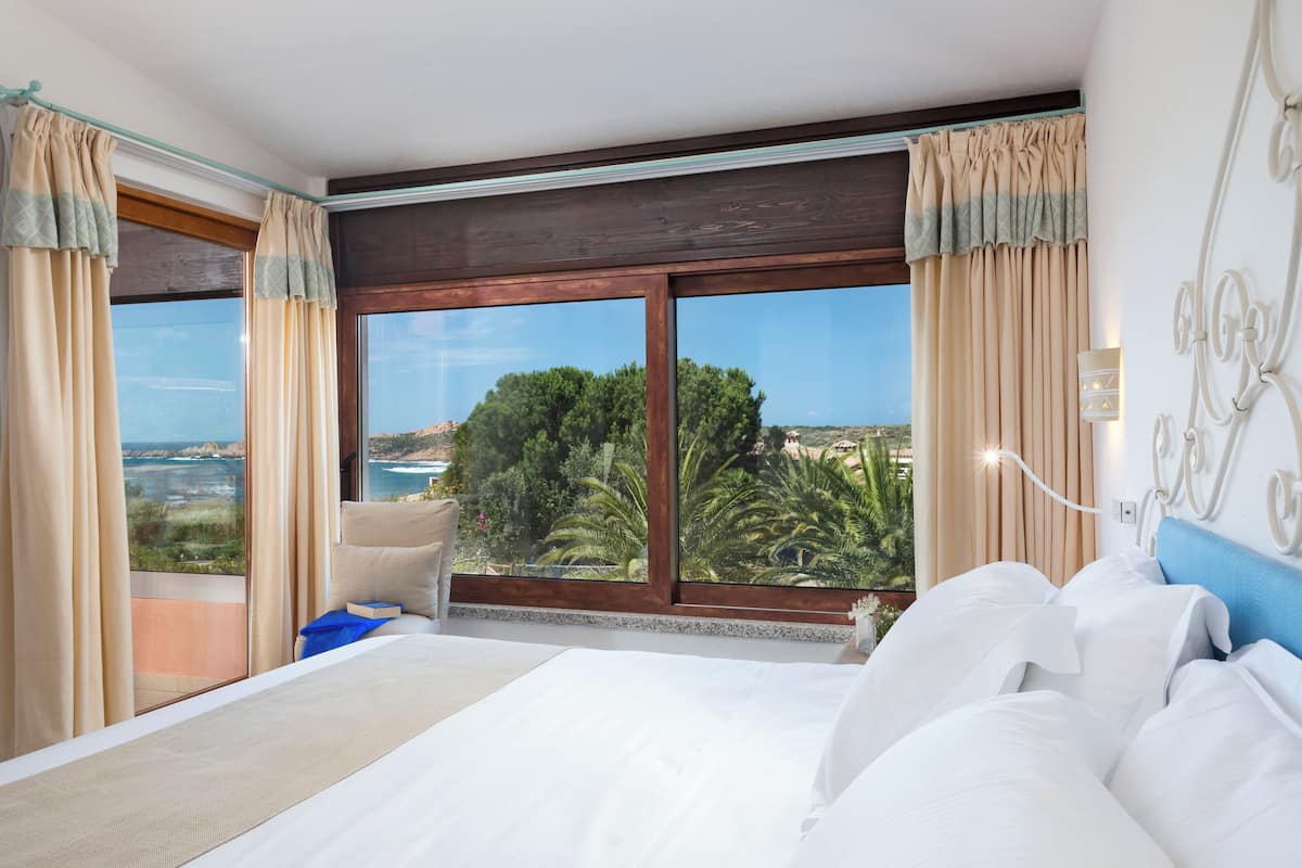 Junior Studio Suite, Sea View | Hypo-allergenic bedding, minibar, in-room safe, desk