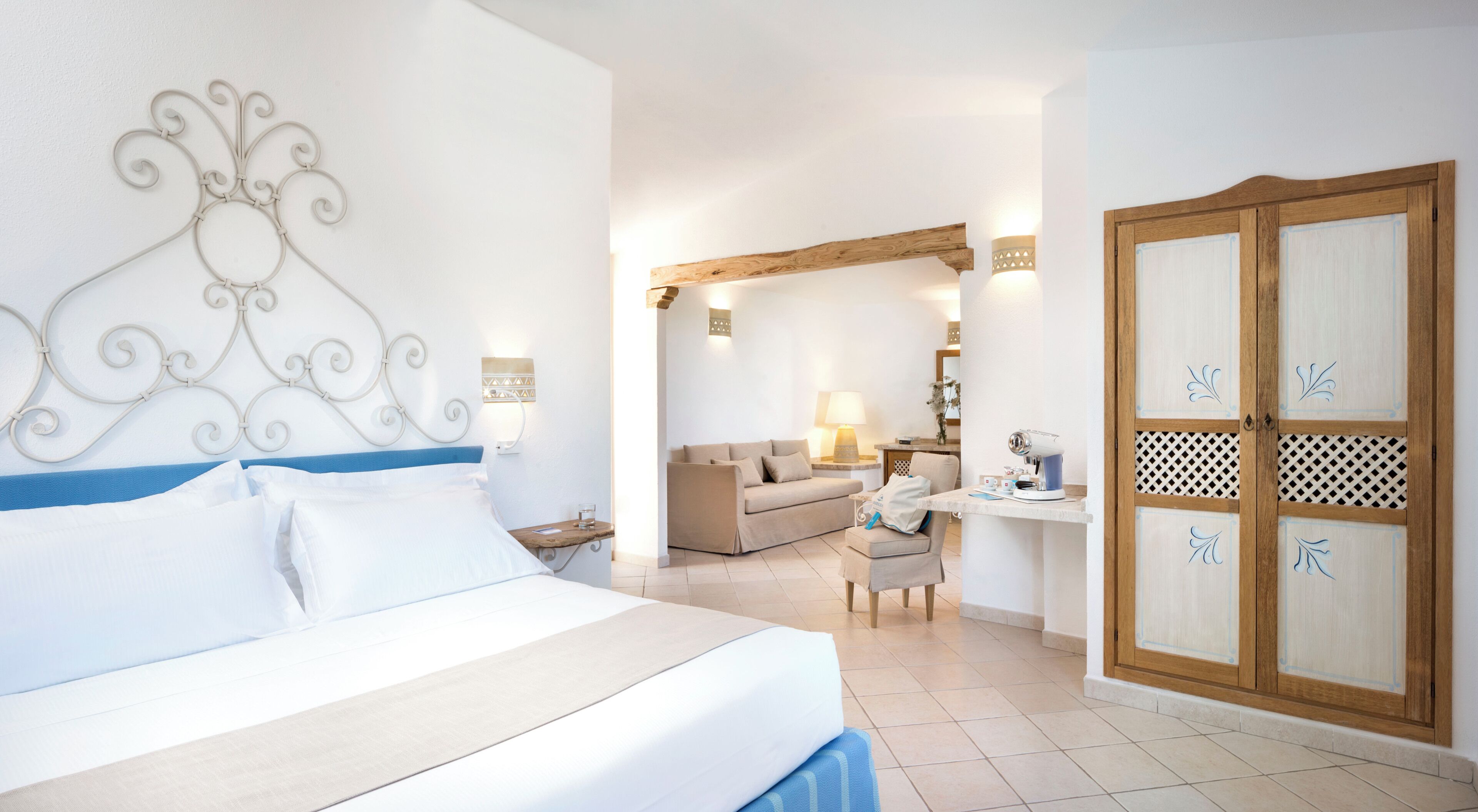 Junior Studio Suite | Hypo-allergenic bedding, minibar, in-room safe, desk