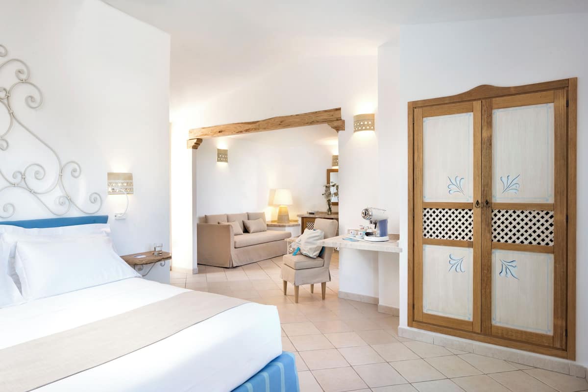 Junior Studio Suite | Hypo-allergenic bedding, minibar, in-room safe, desk