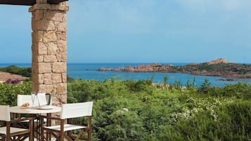 Camera Superior, vista mare | Ristorazione all'aperto | 3 ristoranti; aperti a colazione, a cena, e per il brunch