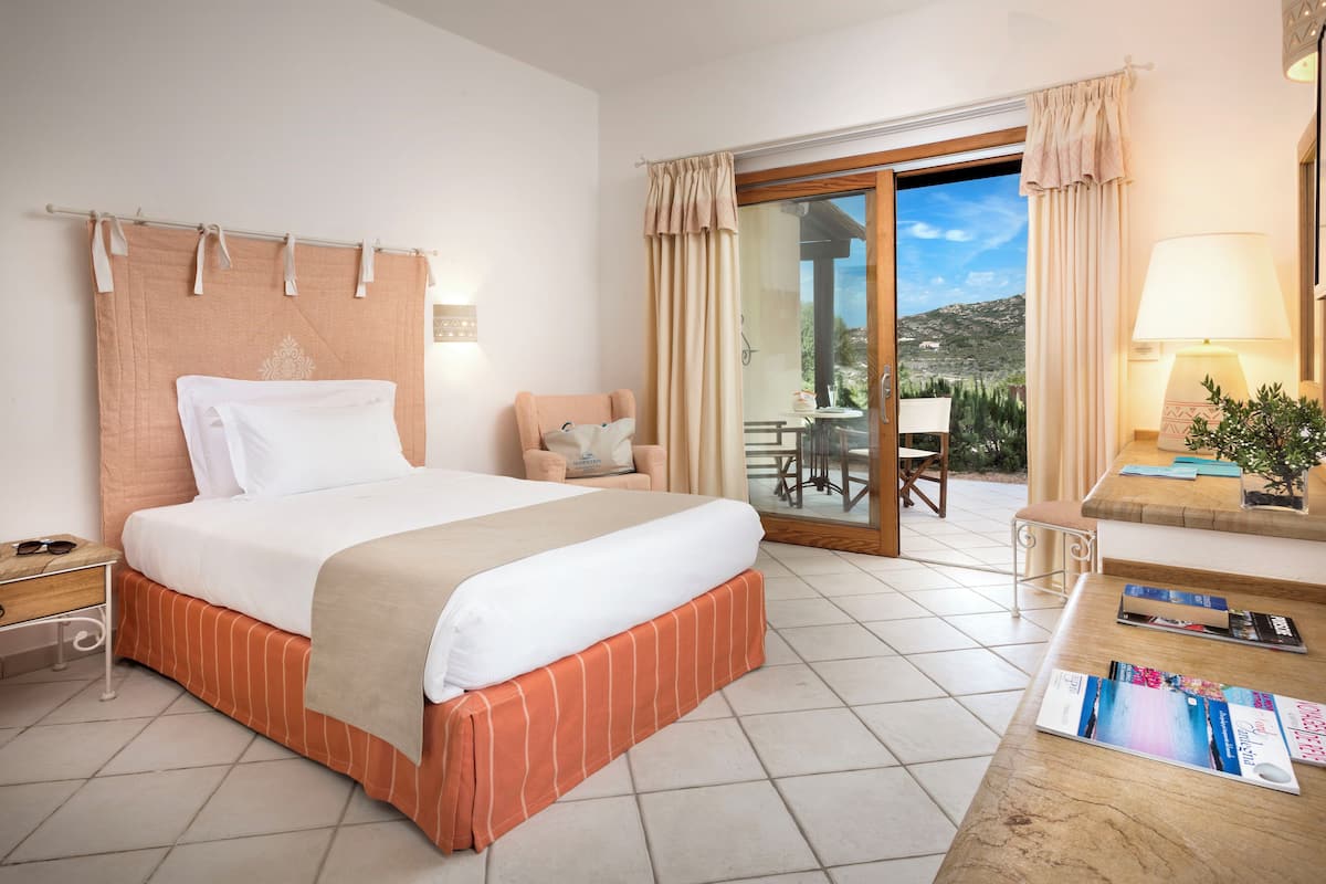 Single Room | Hypo-allergenic bedding, minibar, in-room safe, desk