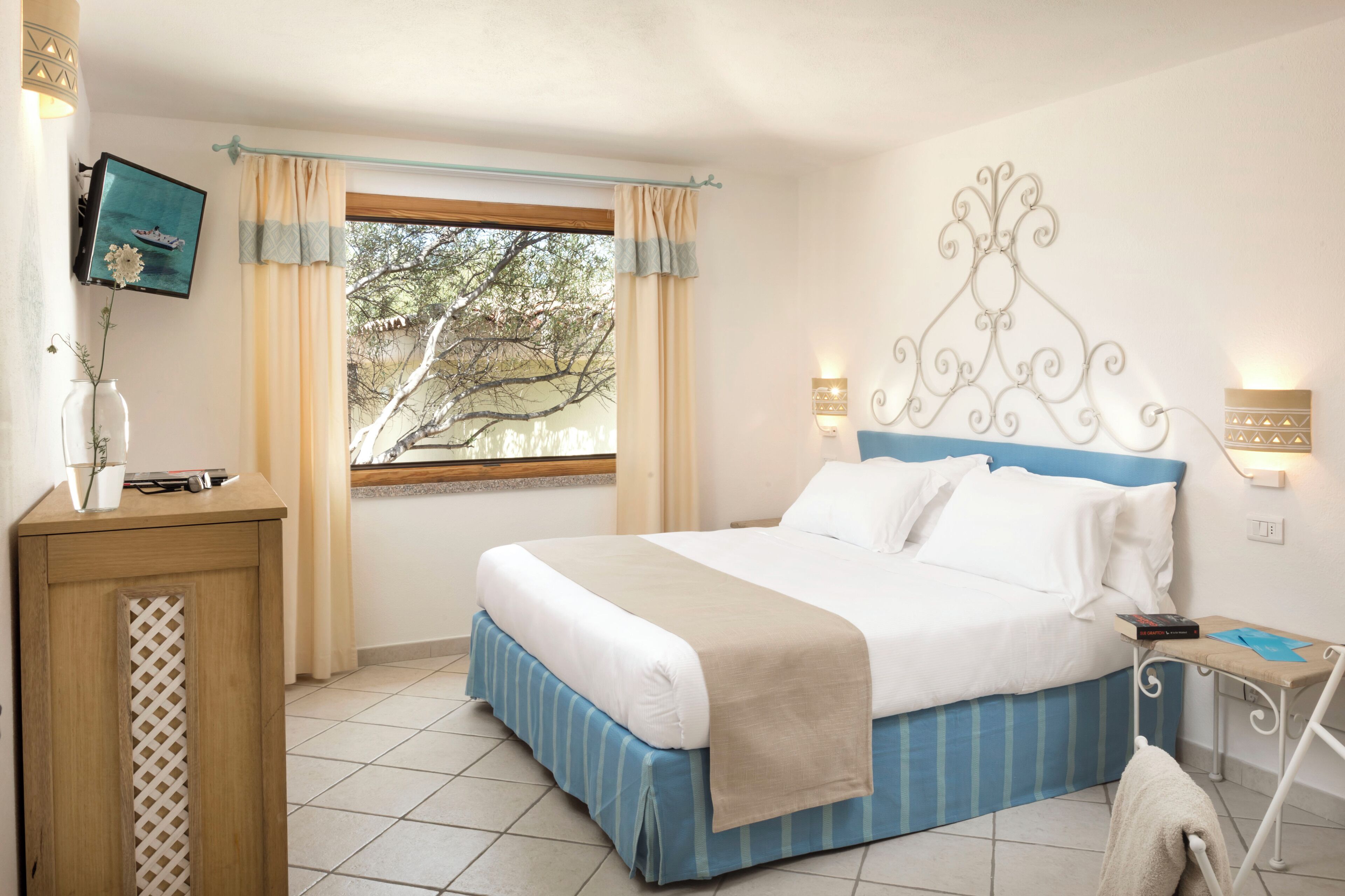 Hypo-allergenic bedding, minibar, in-room safe, desk