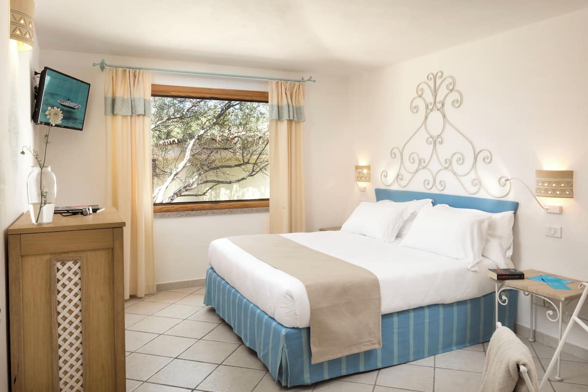 Hypo-allergenic bedding, minibar, in-room safe, desk