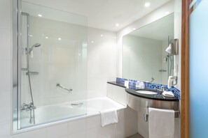 Combinazione doccia/vasca, asciugacapelli, bidet, asciugamani