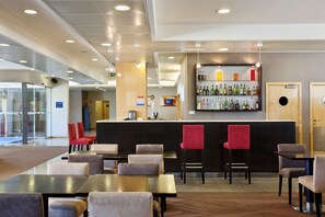 Bar (on property) - Holiday Inn Express Lisbon - Oeiras by IHG (Oeiras)