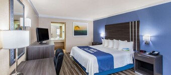 Days Inn & Suites by Wyndham Braunig Lake