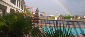 Days Inn & Suites by Wyndham Braunig Lake