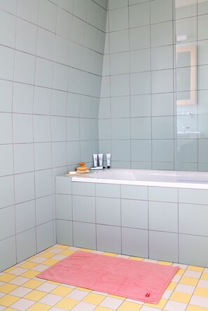 Phòng đôi hoặc 2 giường đơn Superior | Phòng tắm | Máy sấy tóc, khăn tắm