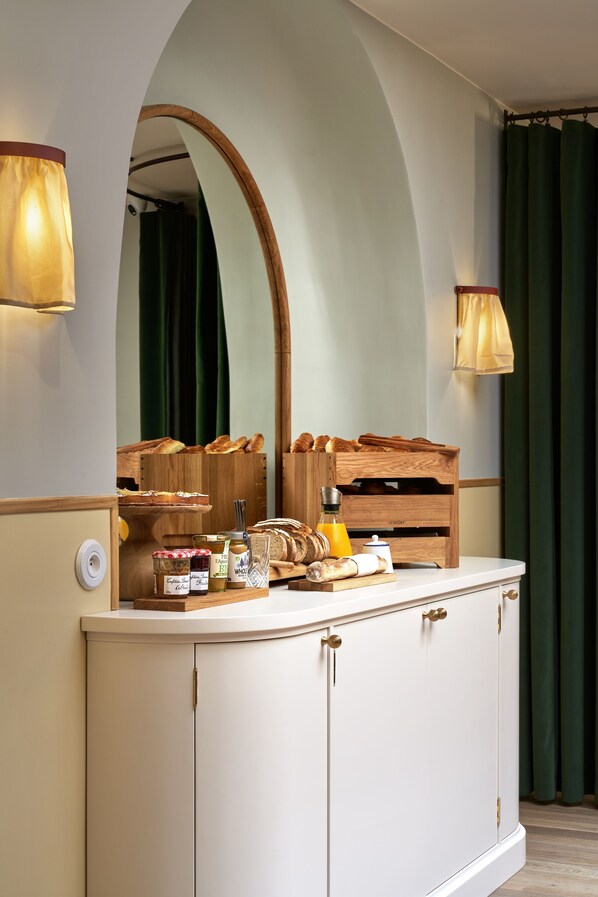 Bữa sáng buffet hàng ngày (22.00 EUR/mỗi người)