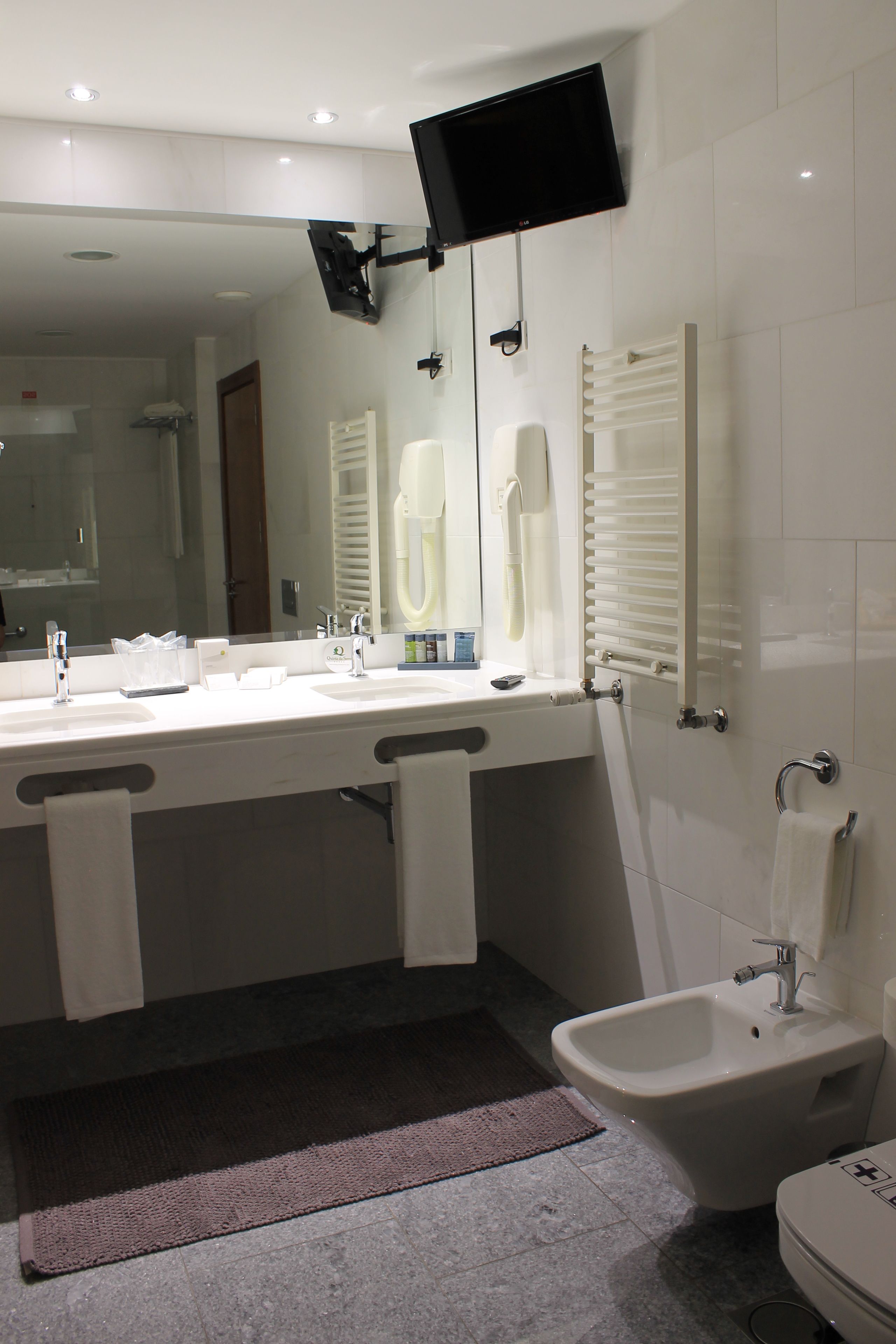 junior suite | bathroom | combined shower/bathtub, deep-soaking bathtub, free toiletries