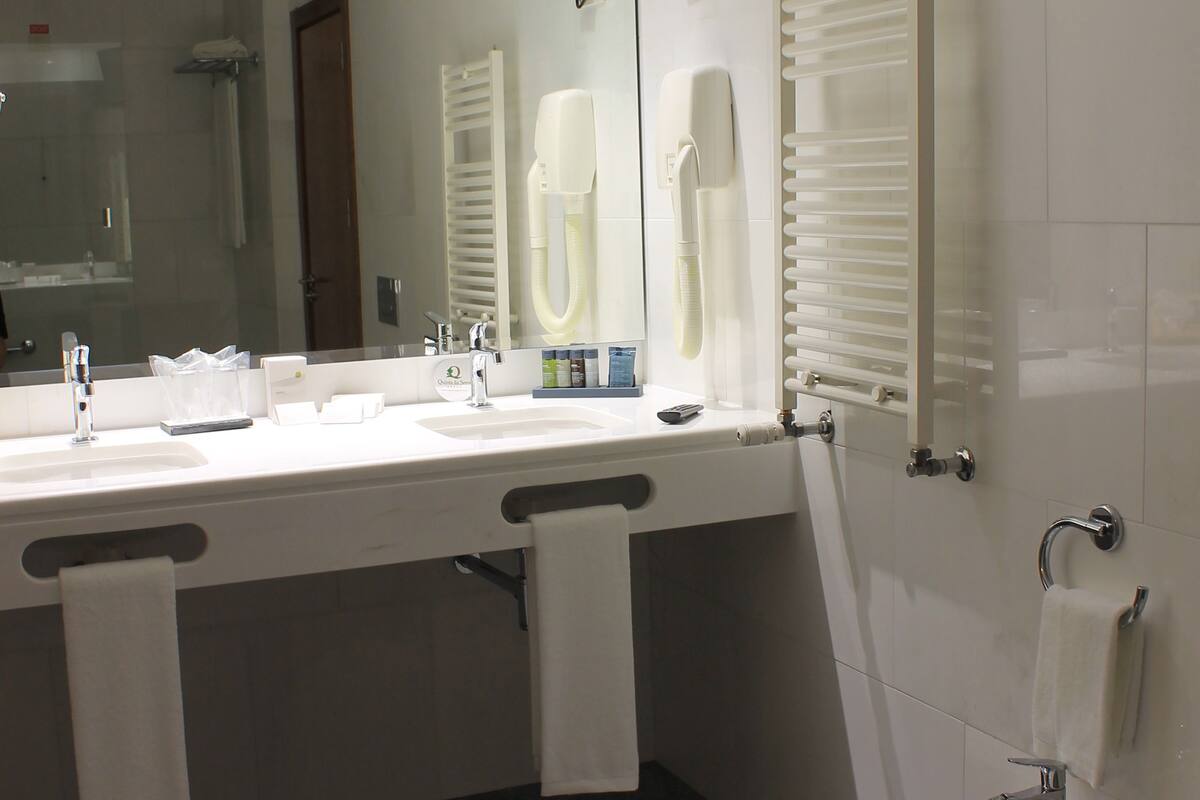 junior suite | bathroom | combined shower/bathtub, deep-soaking bathtub, free toiletries