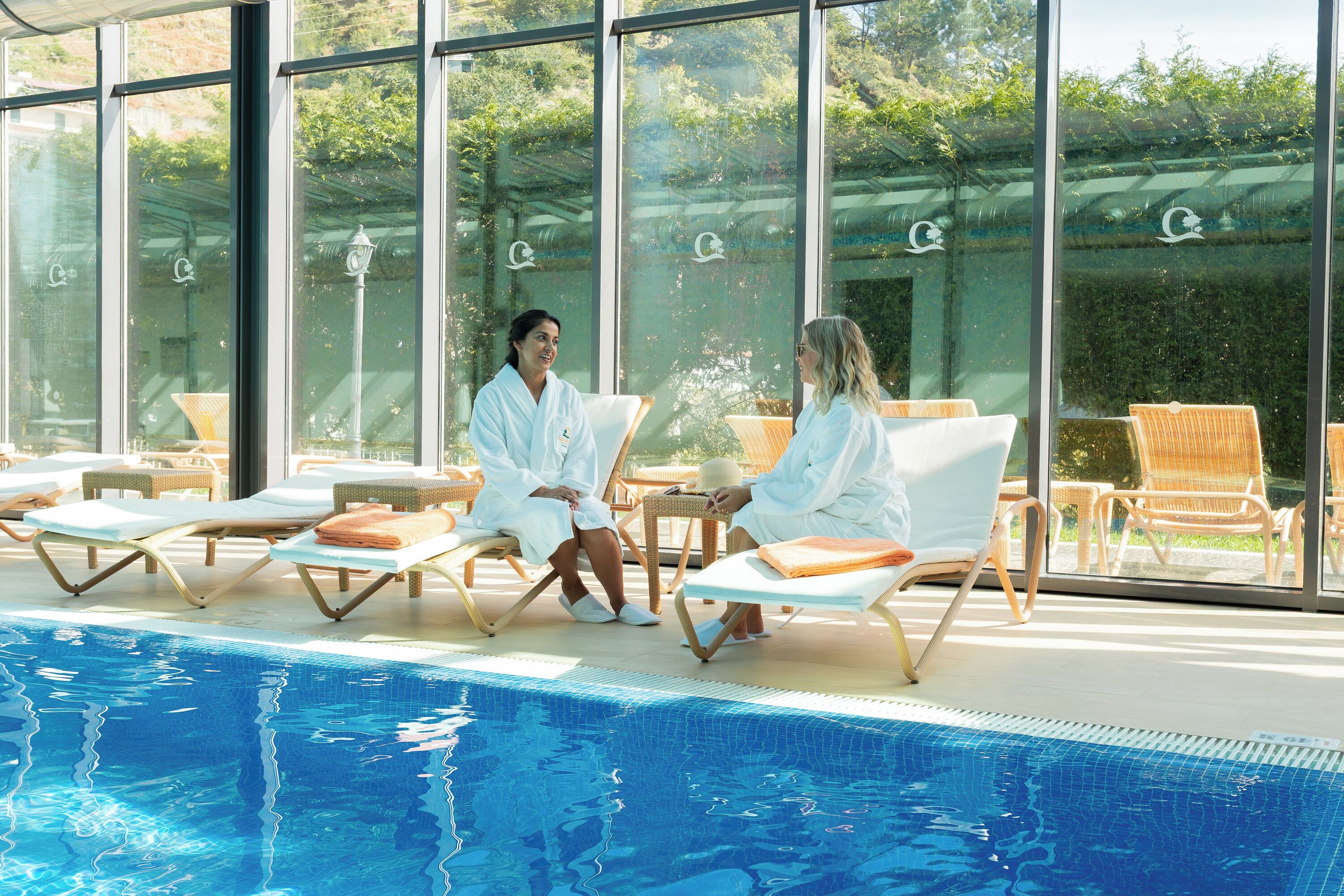 Indoor pool, sun loungers