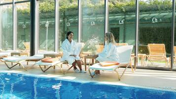 Indoor pool, sun loungers