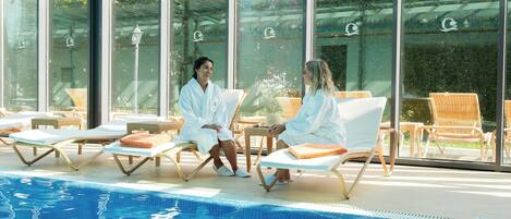 Piscine couverte, chaises longues