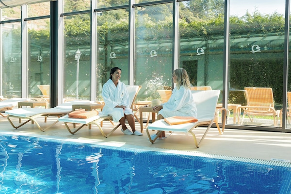 Kolam renang tertutup, kerusi lepak pantai