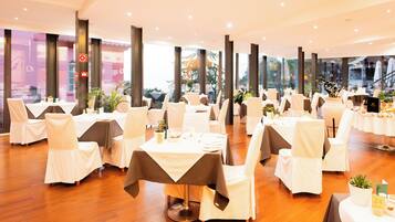 Breakfast, lunch, dinner served; Portuguese cuisine, ocean views