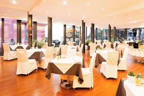 Ontbijt, serveert lunch, diner, Portugese gerechten, uitzicht op de zee 