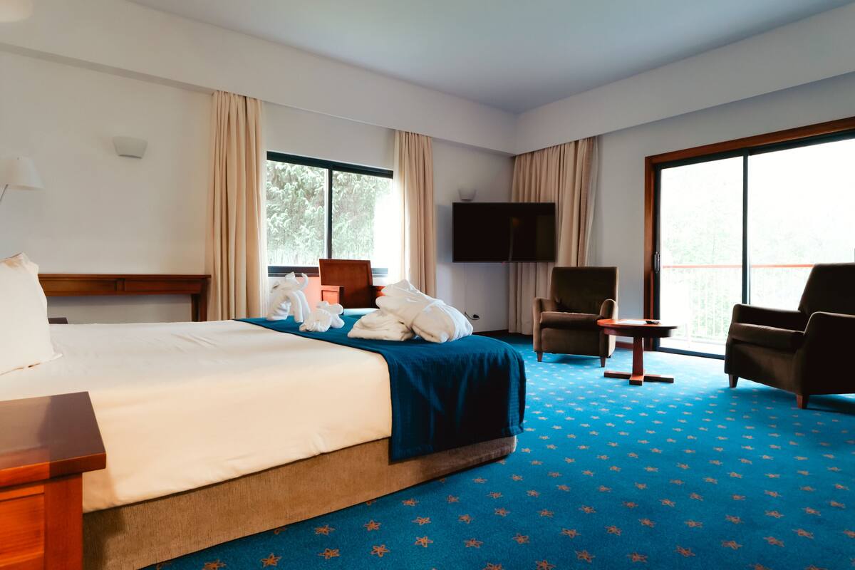 junior suite, 1 double bed with sofa bed | down duvets, minibar, in-room safe, desk