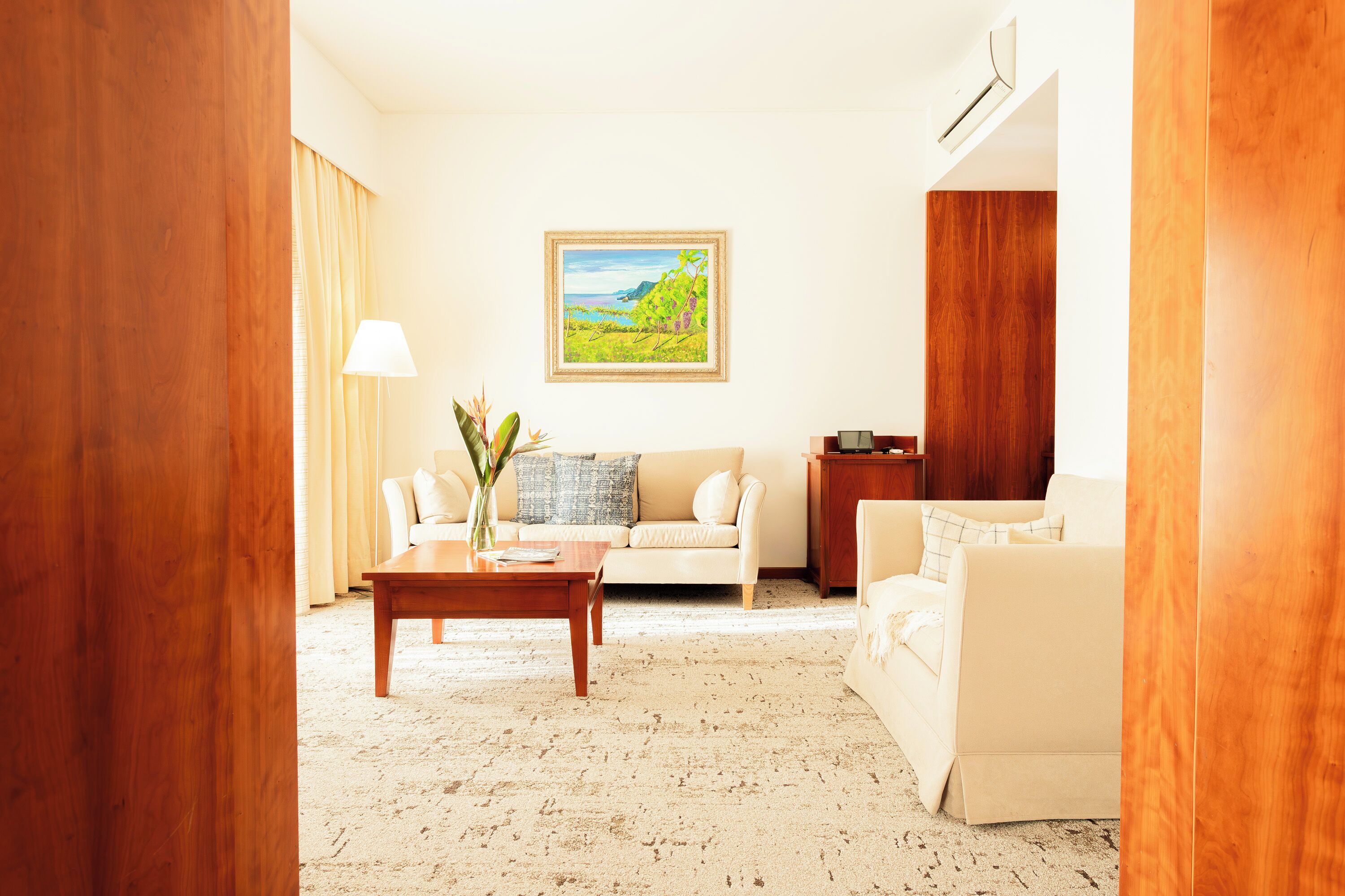 小型套房, 1 张双人床和 1 张沙发床 | 起居区 | 42-英寸LED 电视 （配备有线频道）、电视