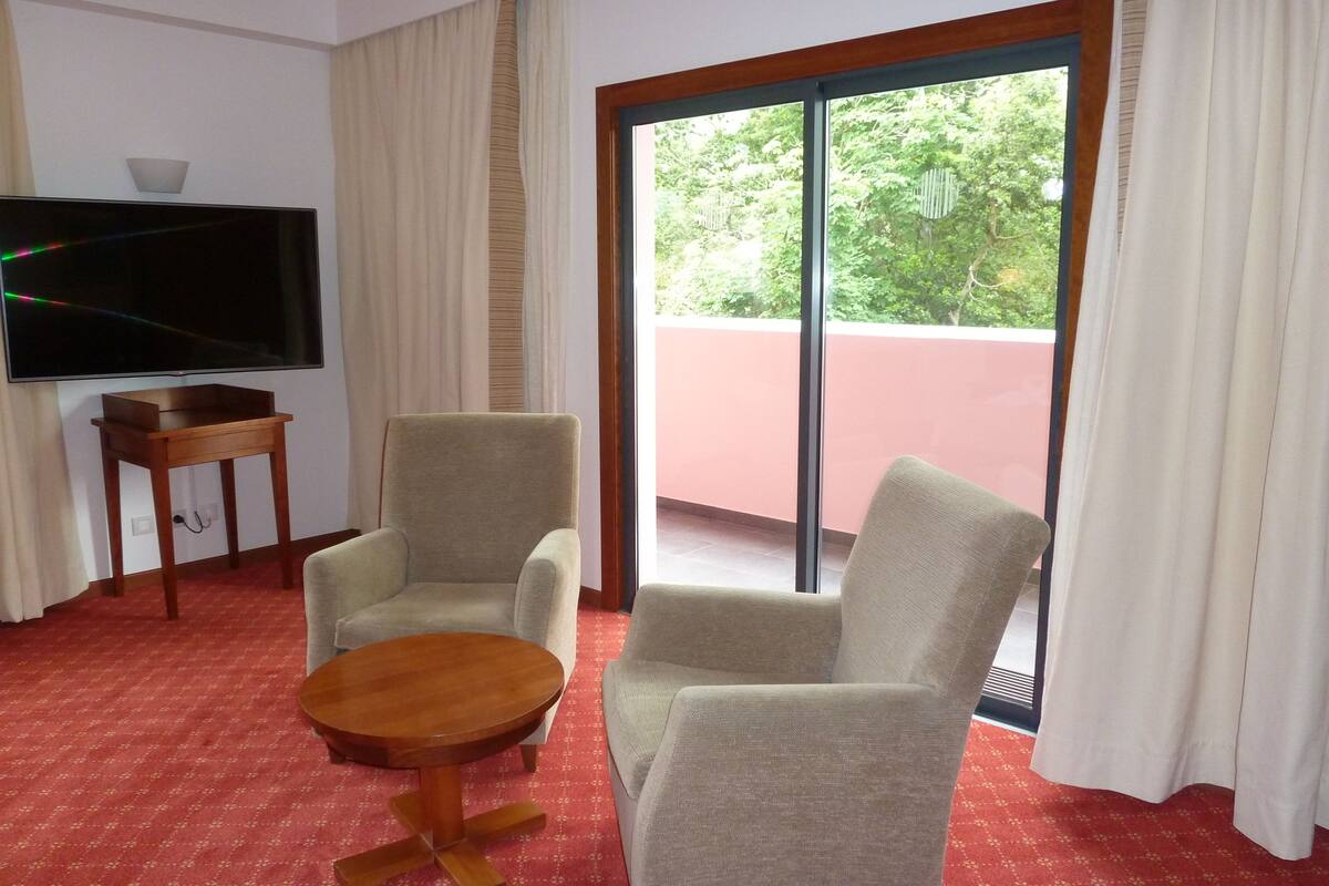 junior suite, 1 double bed with sofa bed | down duvets, minibar, in-room safe, desk