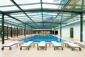 Indoor pool, pool loungers - BIO Hotel - Hotel Quinta da Serra (Camara de Lobos)