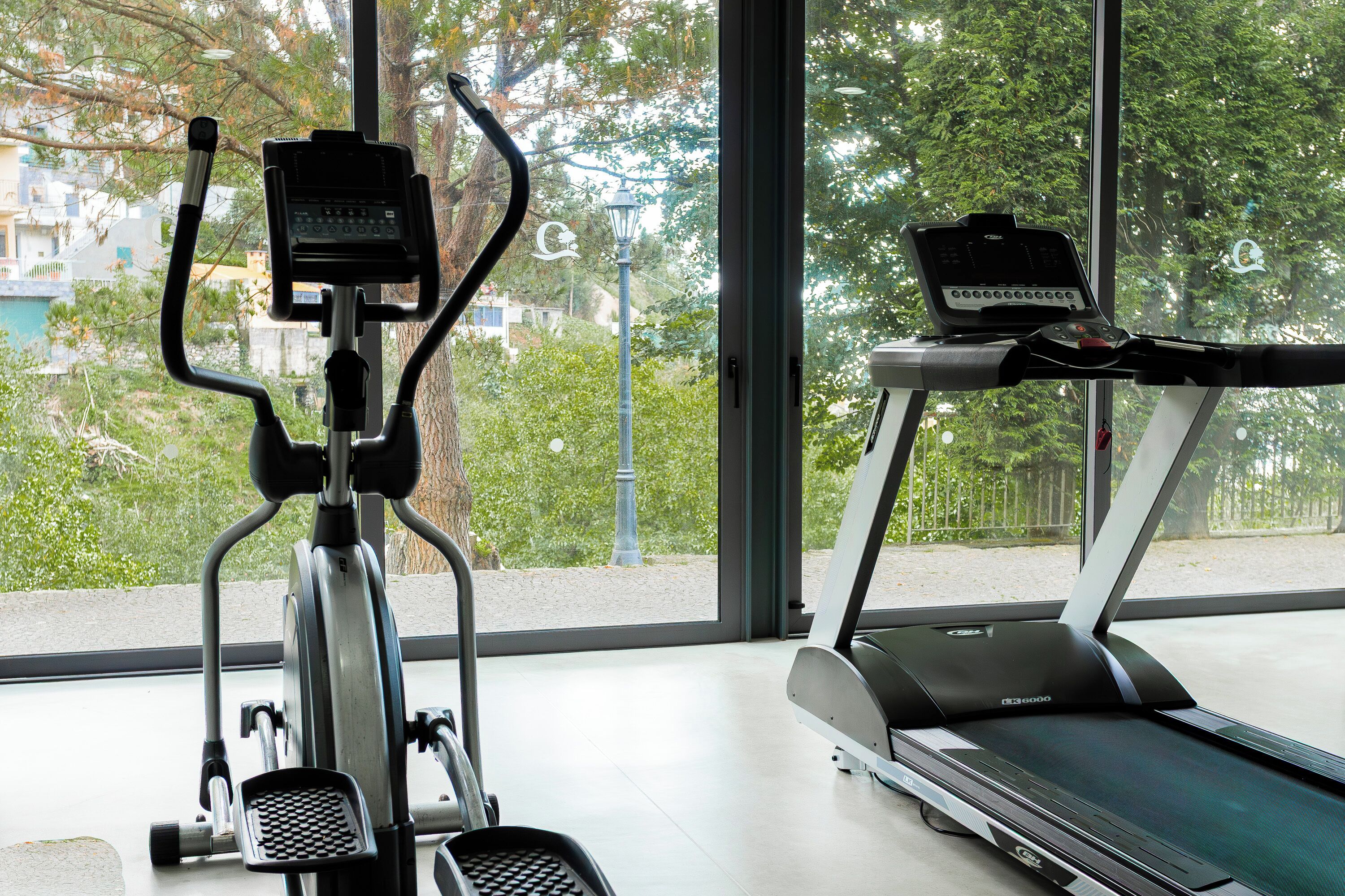 Una palestra al coperto con una cyclette e un tapis roulant.