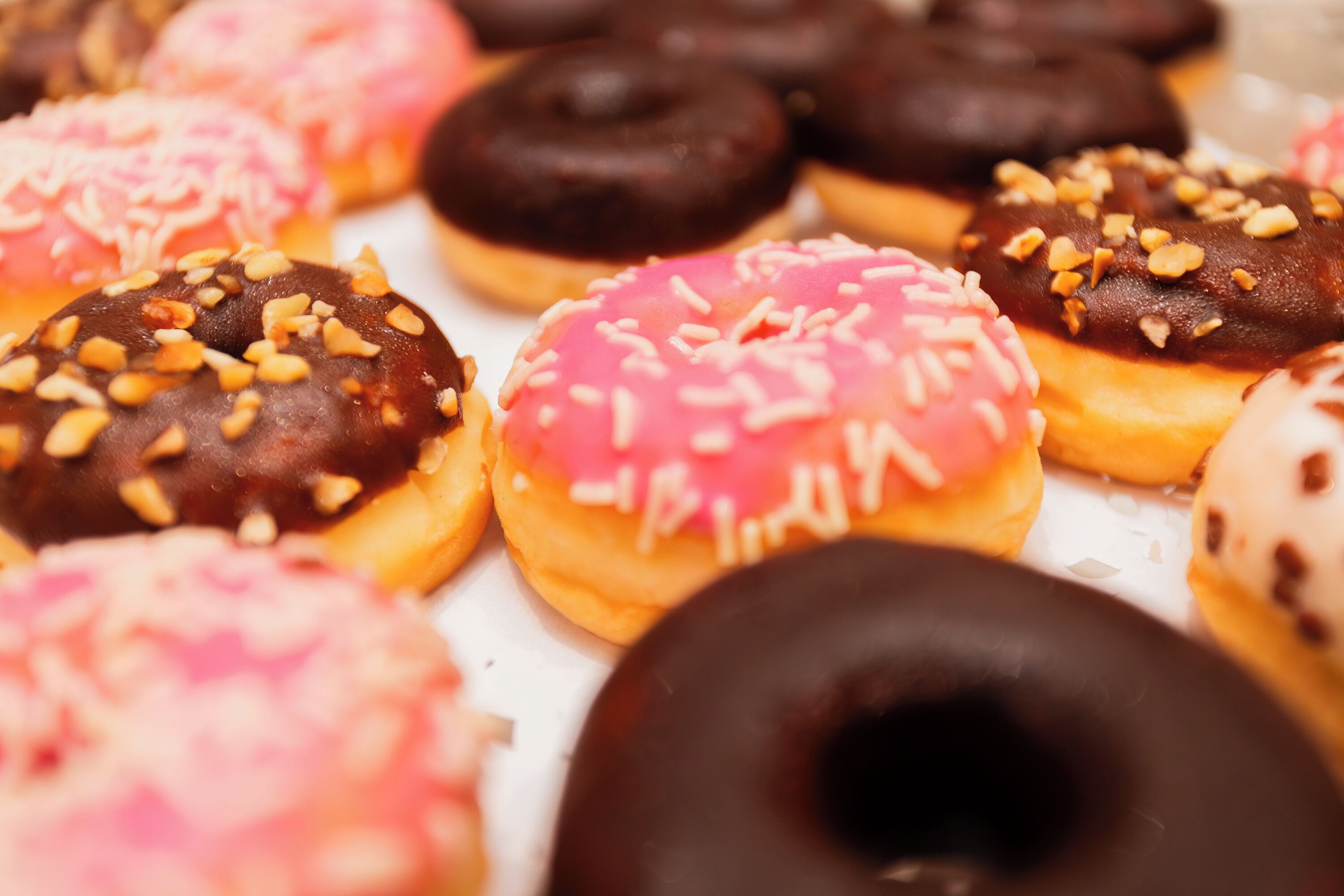 Verschiedene Donuts mit unterschiedlichen Belägen und Farben.
