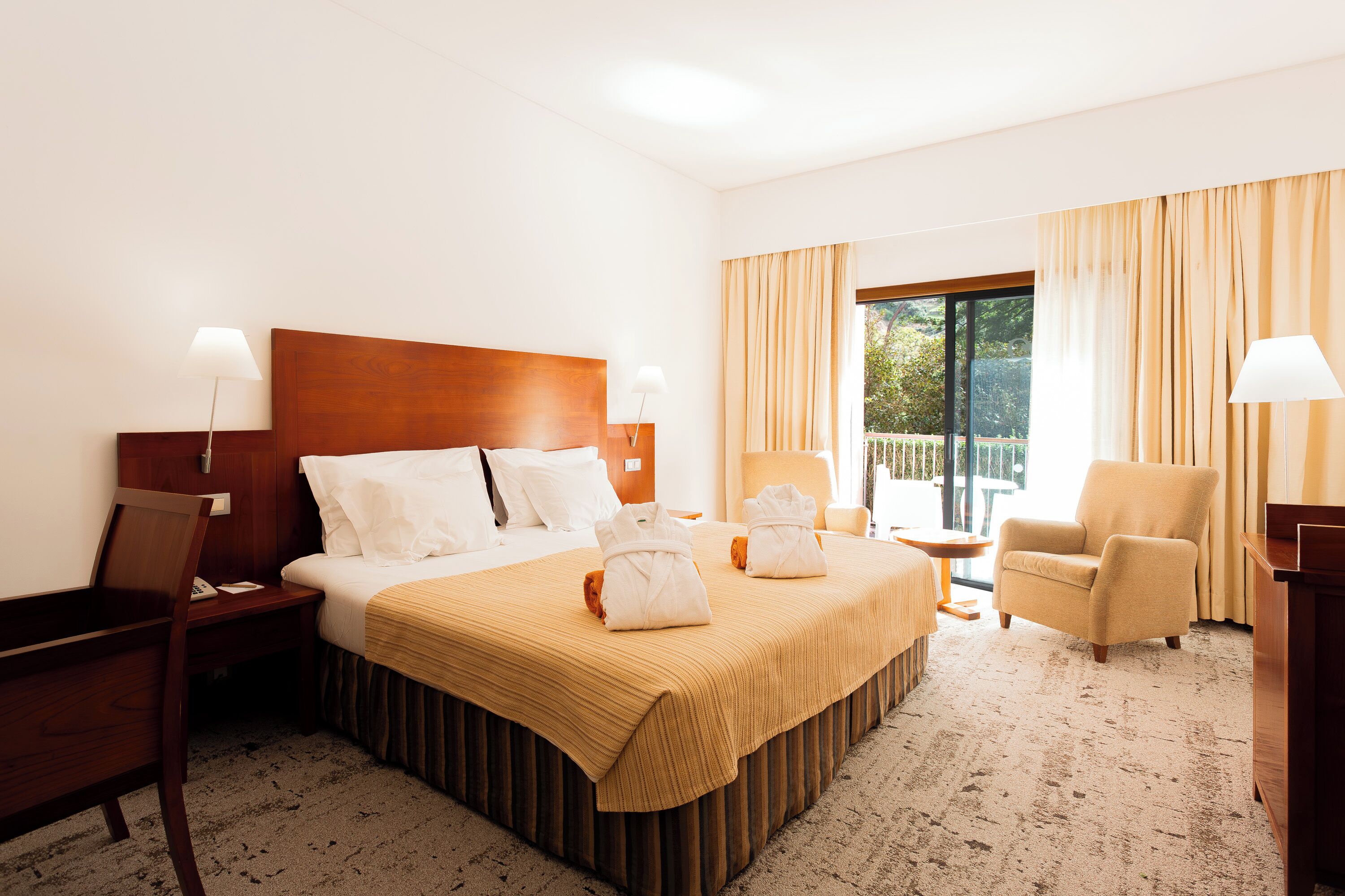 Edredón, minibar, caja de seguridad en la habitación y escritorio 