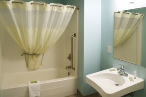 Habitación estándar, 1 cama de matrimonio grande, accesible para personas con discapacidad | Baño | Artículos de higiene personal gratuitos y toallas