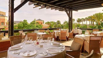 2 restaurantes: opção de almoço e jantar