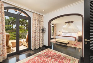 Minibar, värdeförvaringsskåp på rummet och skrivbord