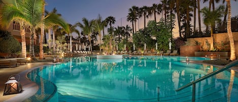 สระว่ายน้ำกลางแจ้ง