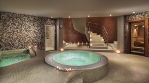 Sauna, hot tub, Turkish bath/hammam, massage/treatment rooms