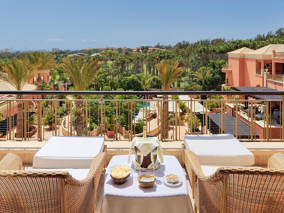 2 من المطاعم، حيث تُقدم وجبات الغداء، العشاء، الأطباق المحلية