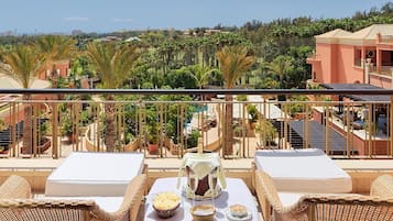 2 restaurants, lunch, dinner served; local cuisine