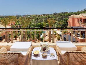 2 restaurants, servant le dîner et le souper; cuisine locale