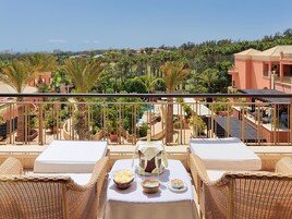 2 restaurants; lunch and dinner served