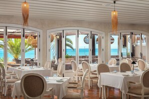 4 restaurants; breakfast, lunch, and dinner served