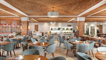 Café da manhã com buffet todos os dias (EUR 20 por pessoa)