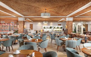 Tägliches Frühstücksbuffet (20 EUR pro Person)