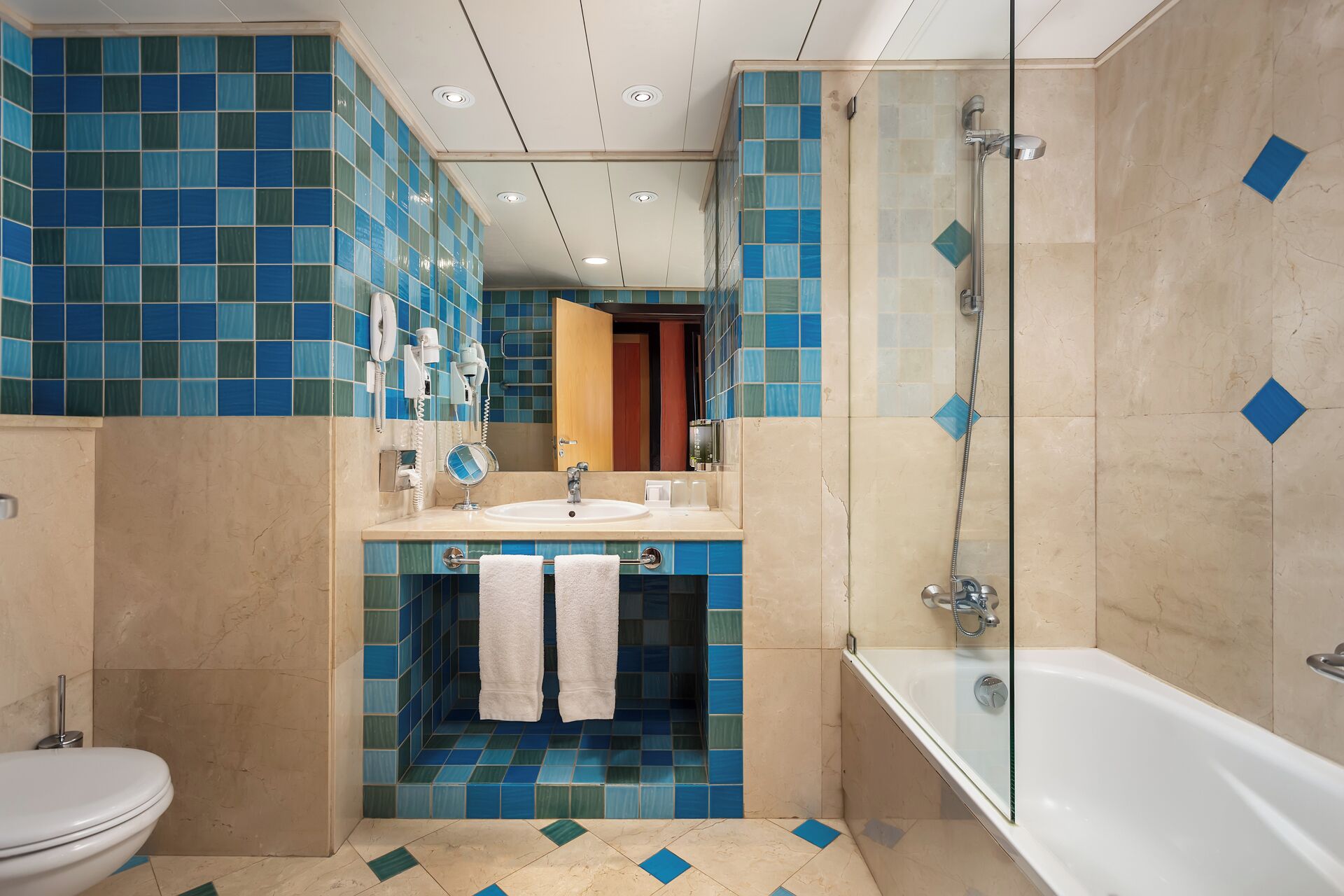 classic double or twin room, sea view | bathroom | combined shower/bathtub, deep-soaking bathtub, free toiletries
