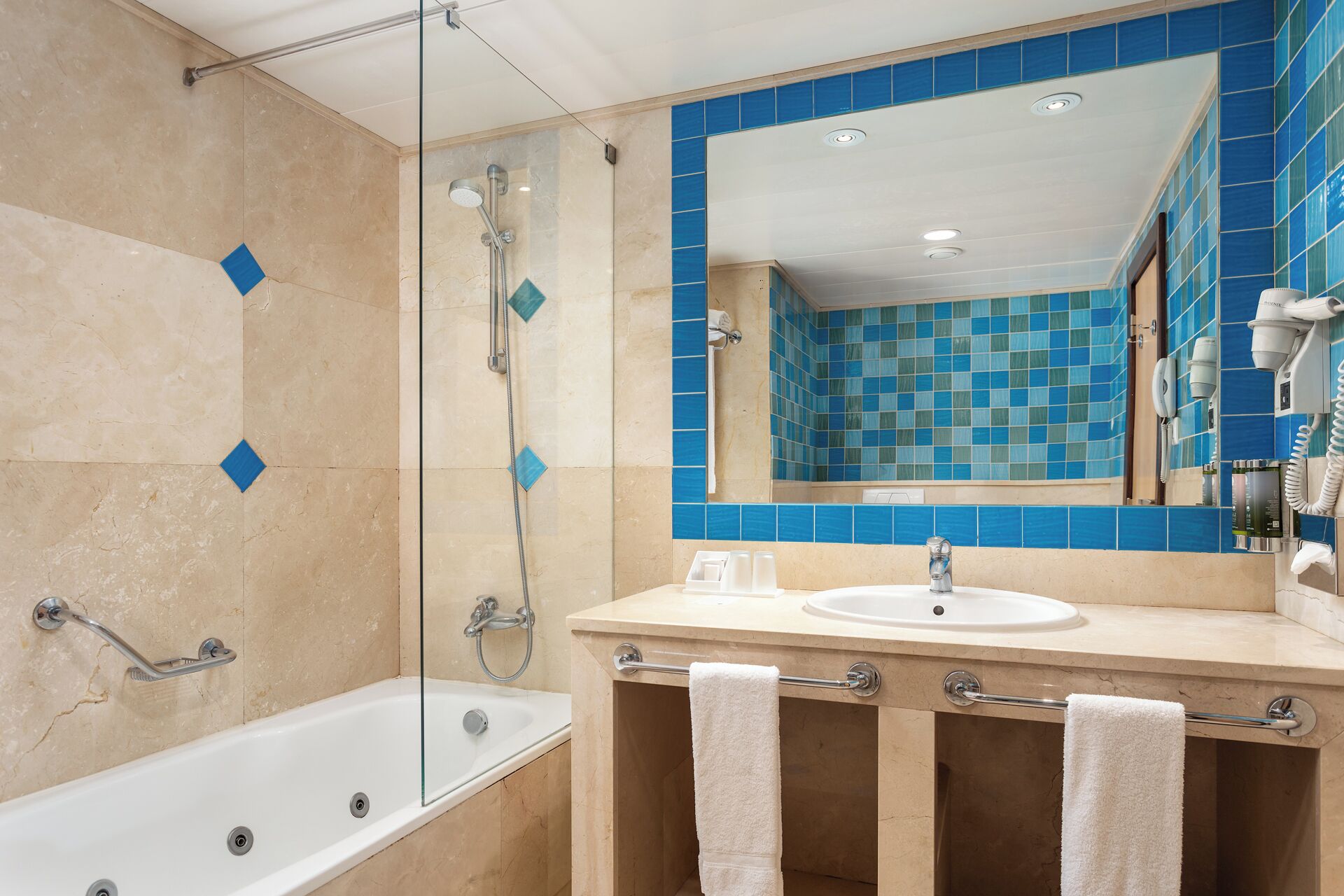 Un baño moderno con bañera, lavamanos y ducha.