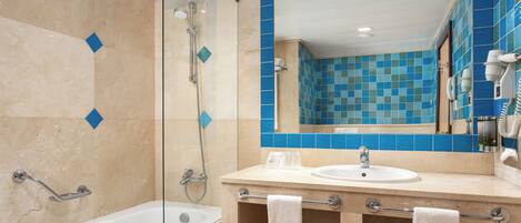 Un baño moderno con bañera, lavamanos y ducha.