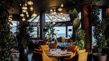 4 من المطاعم، حيث تُقدم وجبات الإفطار، الغداء، أطباق البحر المتوسط