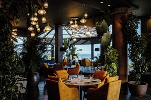 4 restaurants, spécialités Cuisine méditerranéenne