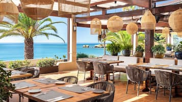 4 restaurantes, se sirven desayunos, comidas y cocina mediterránea