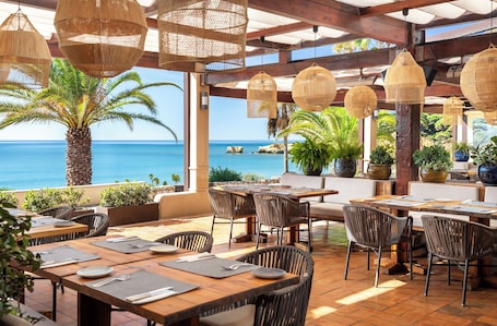 4 restaurantes; se sirve desayuno, almuerzo y cena; cocina mediterránea