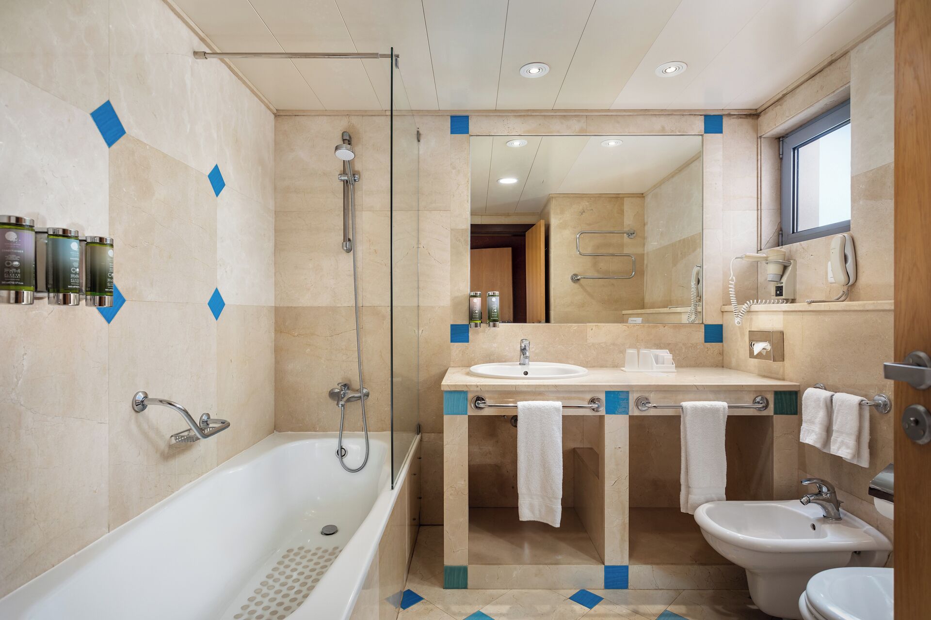 suite, sea view | bathroom | combined shower/bathtub, deep-soaking bathtub, free toiletries