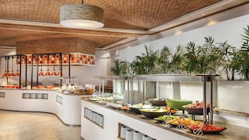 Bữa sáng buffet hàng ngày (20 EUR/mỗi người)